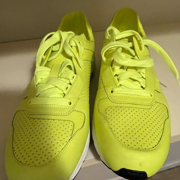 Mens Gucci neon sneakers Worn once No box size 12 - Picture 3 of 3